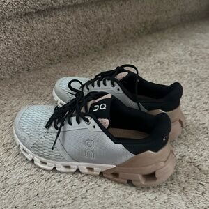 Women's On Cloudflyer running shoes in Glacier/Rosebrown size 6.5